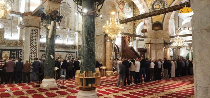 مصلون في صلاة الفجر داخل المصلى القبلي