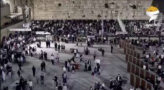 مستوطنون عند حائط البراق ليلا