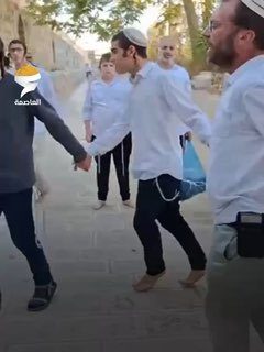مستوطنون يرقصون في ساحات المسجد الأقصى
